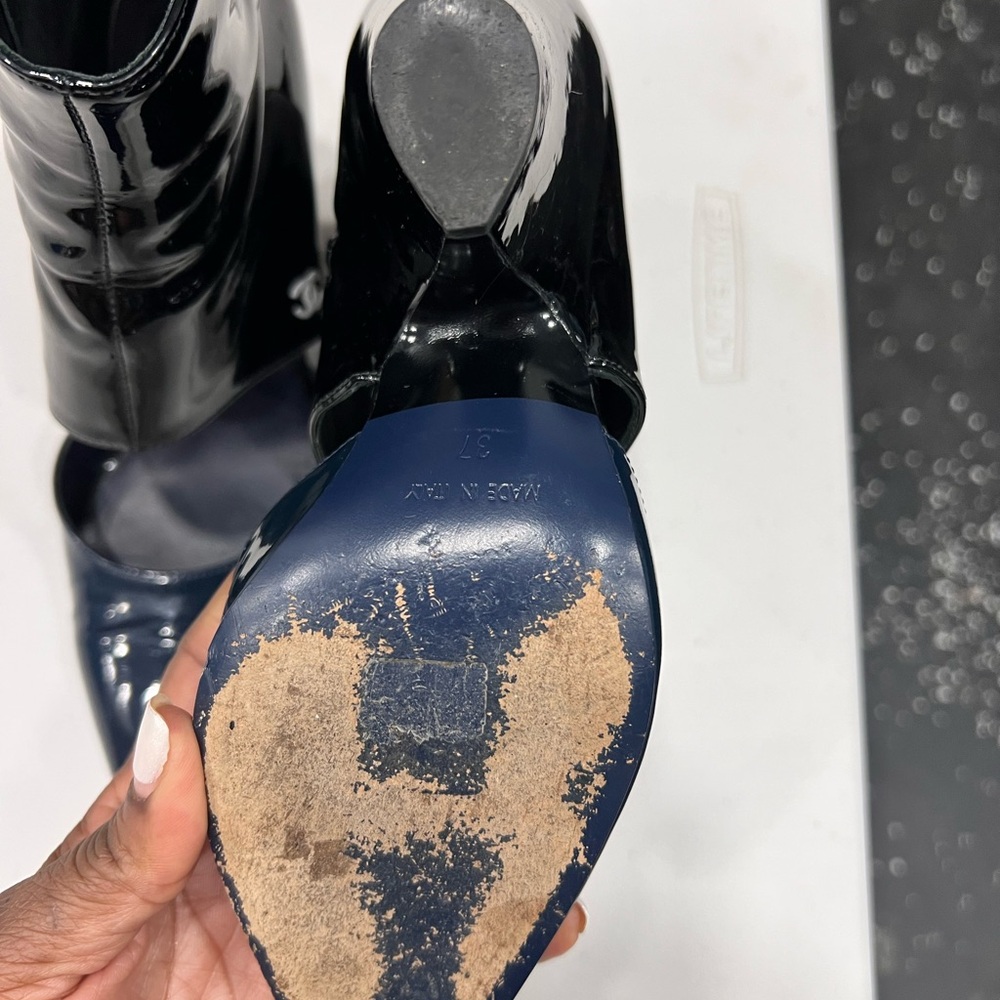 CHANEL Interlocking CC Logo Black and Navy Patent Leather Heeled Boots - Picture 5 of 10